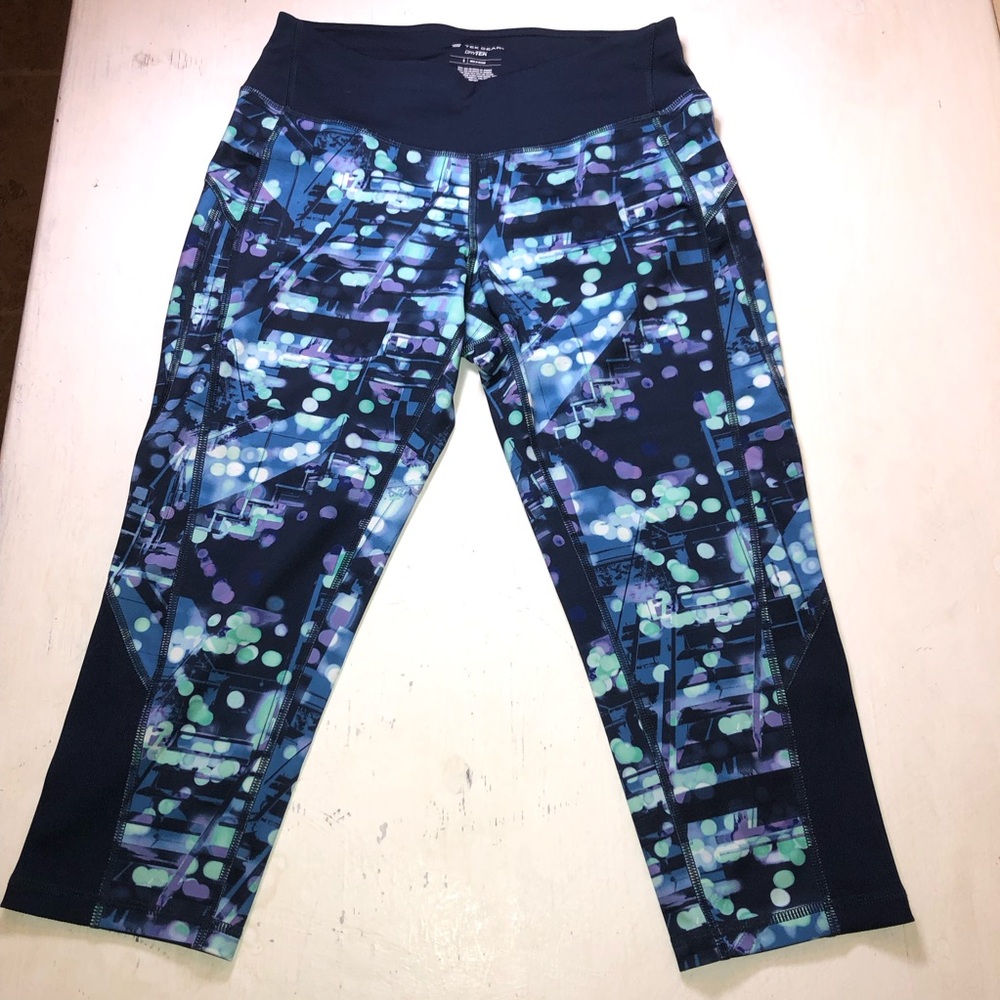 Tek Gear DryTek Patterned Athletic Capri Leggings, Small - Navy patterned, EUC